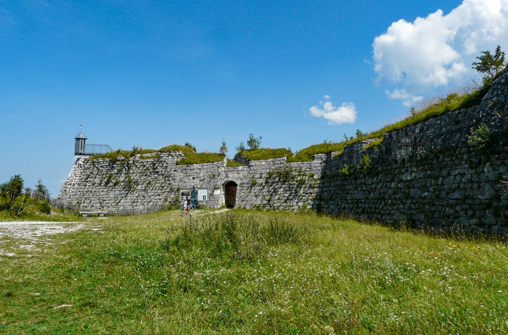 Festung Schlosskopf - Reutte - Zu diesem Zeitpunkt wurde das gesamte Burgensemble aufgelassen und alles verfiel vor sich hin.  - © <a href="https://papa-wanderwolle.jimdofree.com/2020/10/06/burgenrunde-auf-dem-ehrenberg/" target="_blank">Wolfgang Berres auf papa.wanderwolle</a>